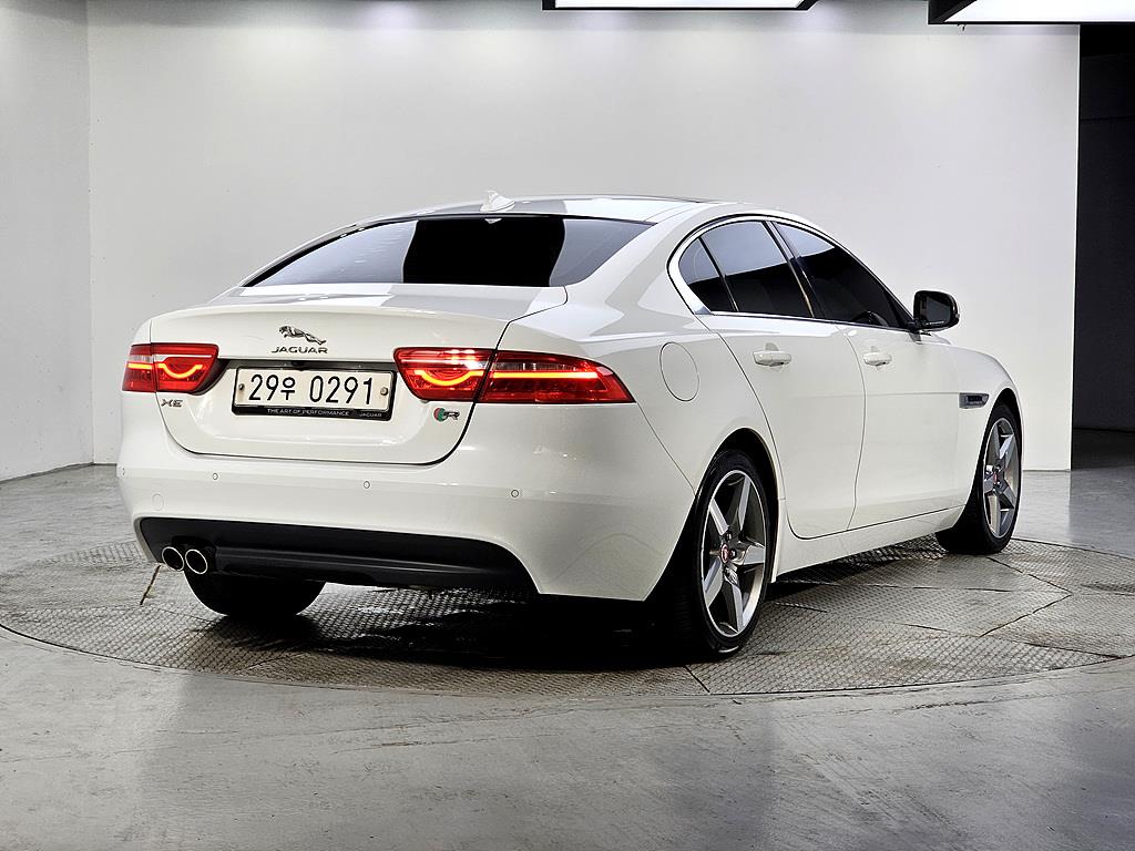 Jaguar XE - Vista 4