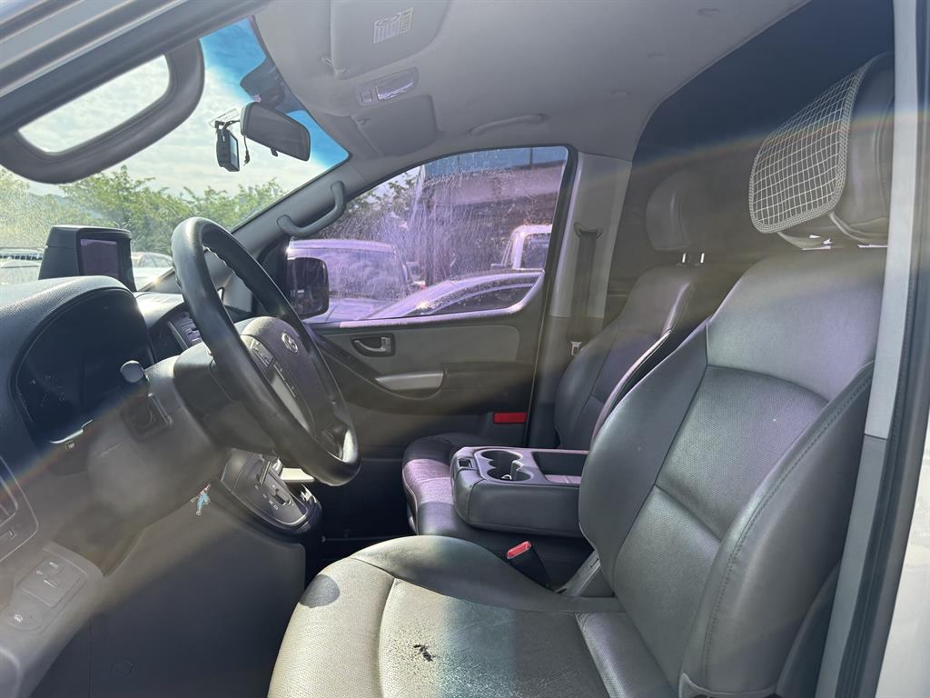 HYUNDAI Starex - Vista 9