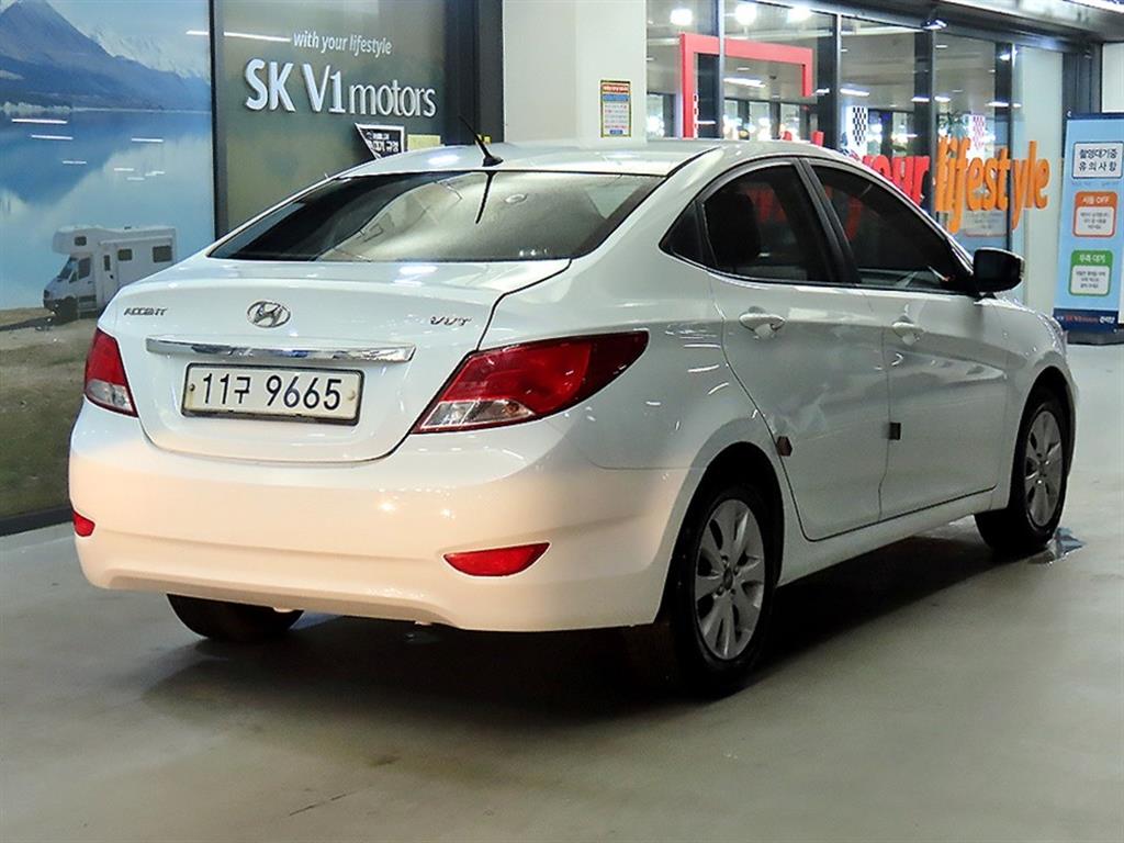 HYUNDAI Accent - Vista 4