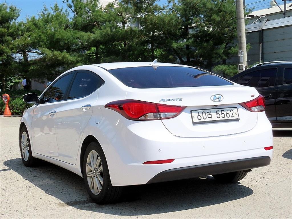 HYUNDAI Avante - Vista 3