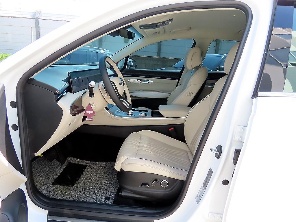 Genesis GV70 - Vista 5