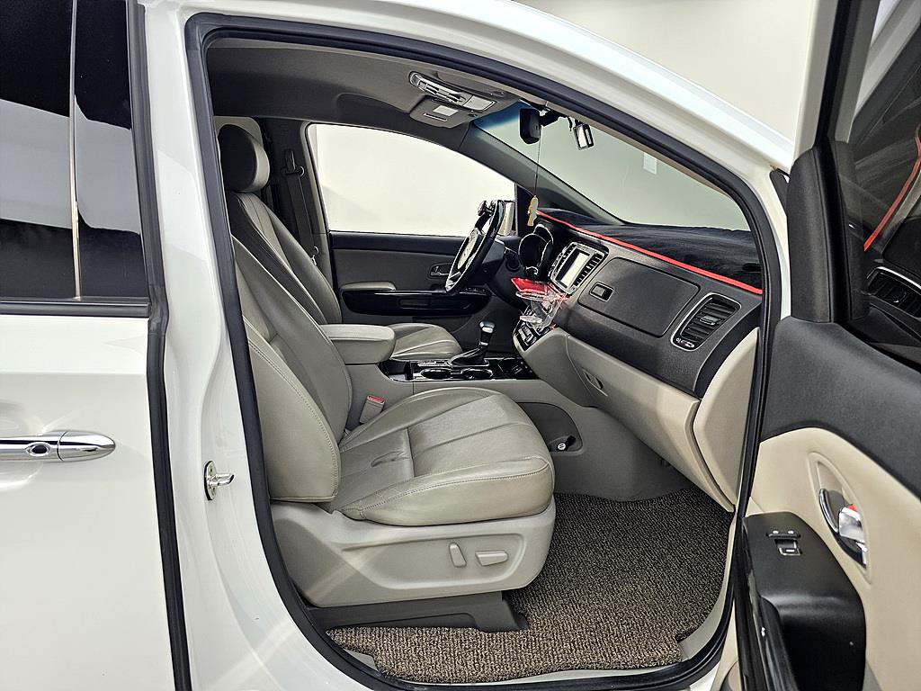 KIA Carnival - Vista 11