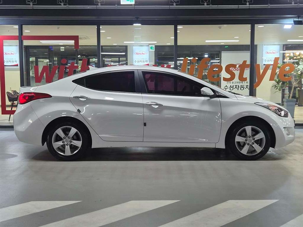 HYUNDAI Avante - Vista 3