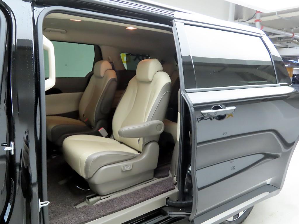 KIA Carnival - Vista 12