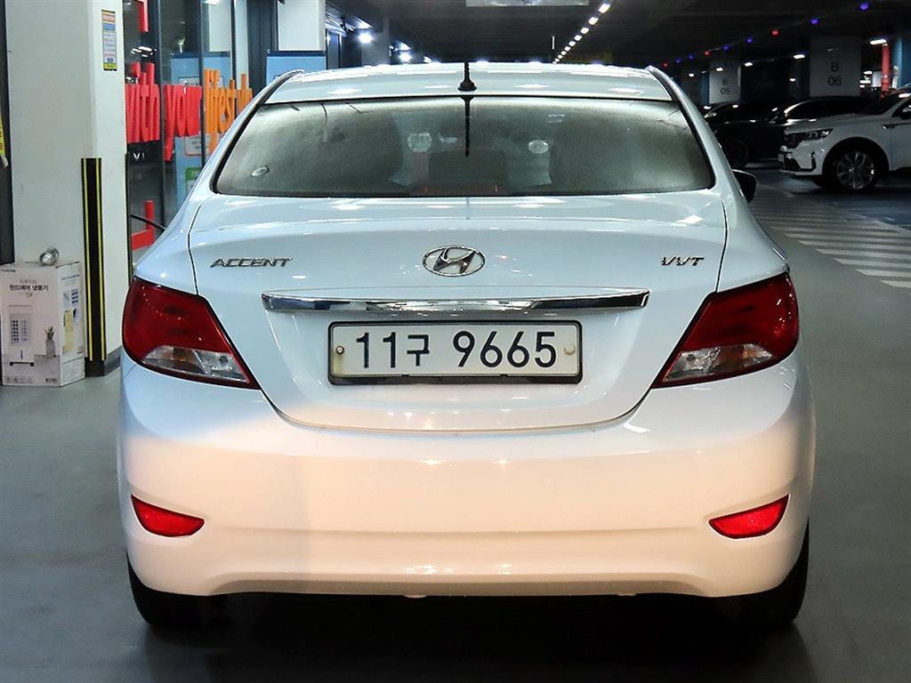 HYUNDAI Accent - Vista 5