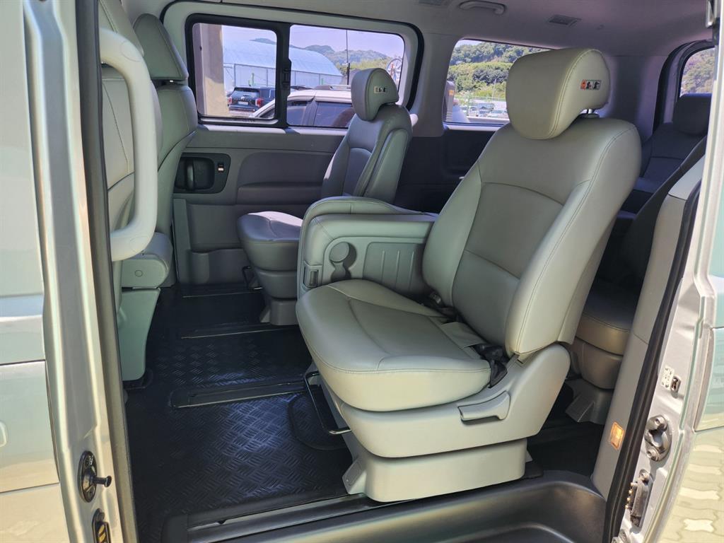 HYUNDAI Starex - Vista 6