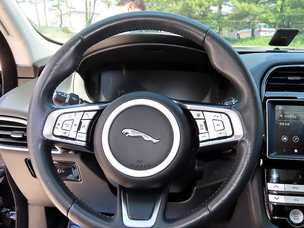 Jaguar F-PACE - Vista 8