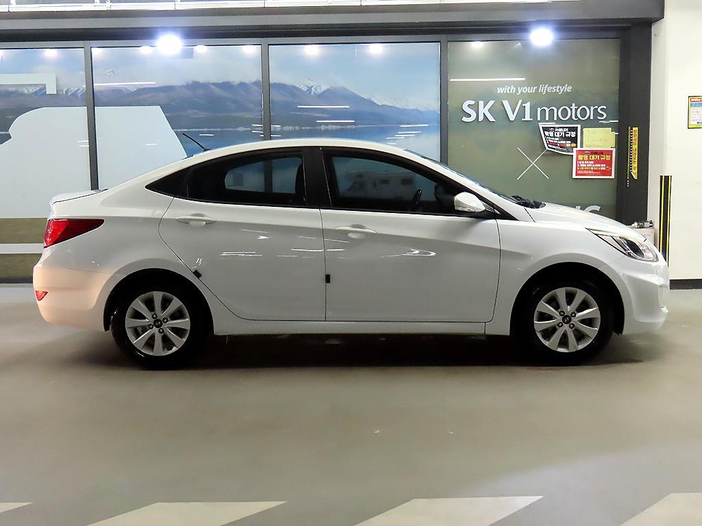 HYUNDAI Accent - Vista 3