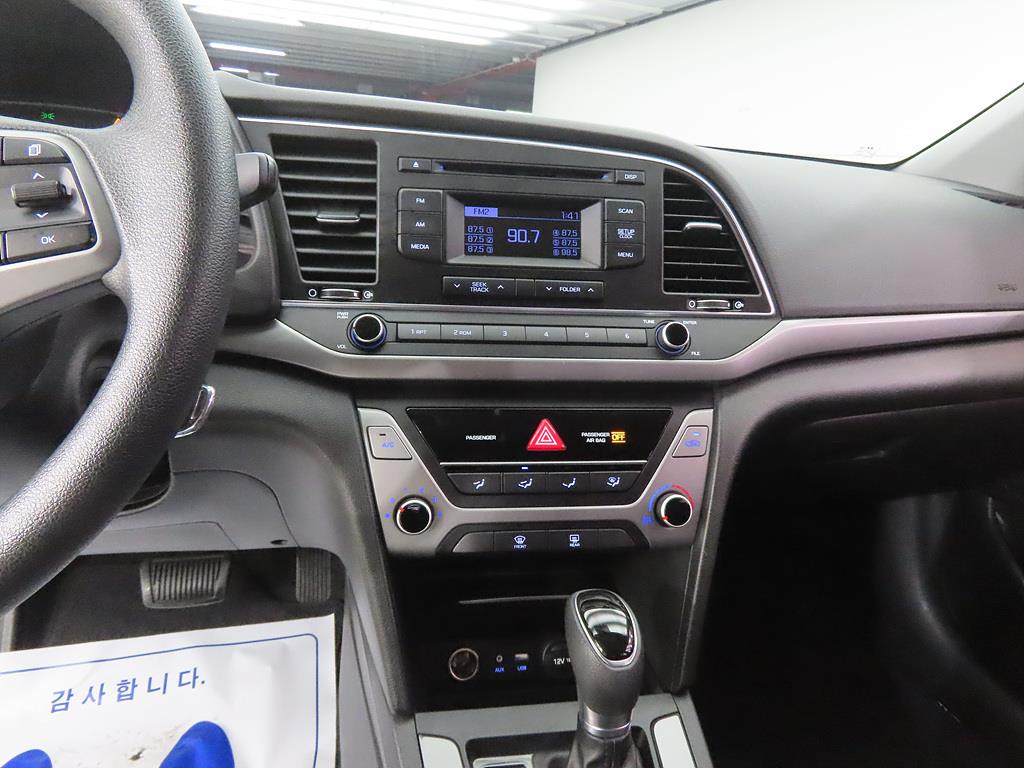 HYUNDAI Avante - Vista 10