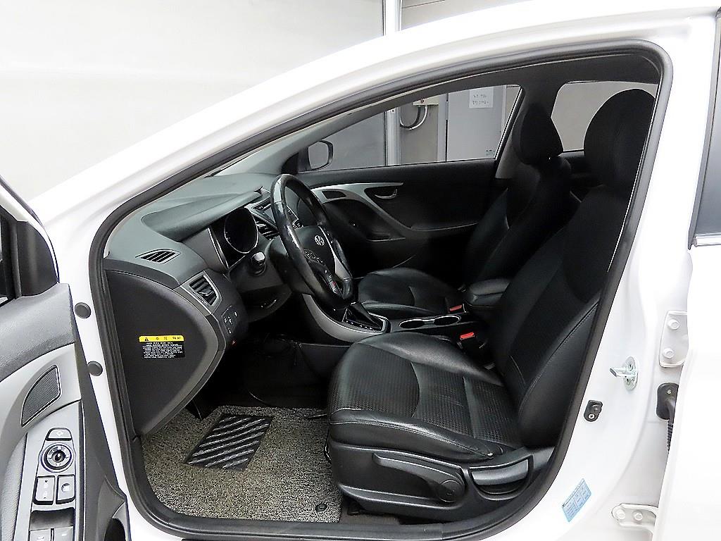 HYUNDAI Avante - Vista 5