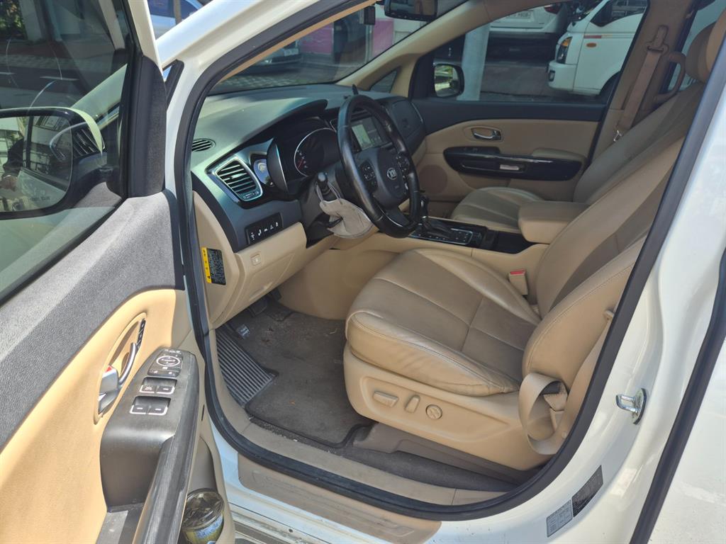 KIA Carnival - Vista 5