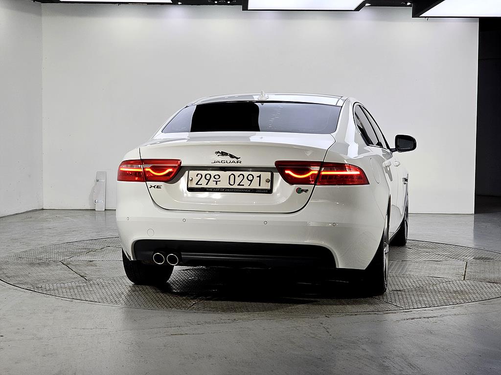 Jaguar XE - Vista 3