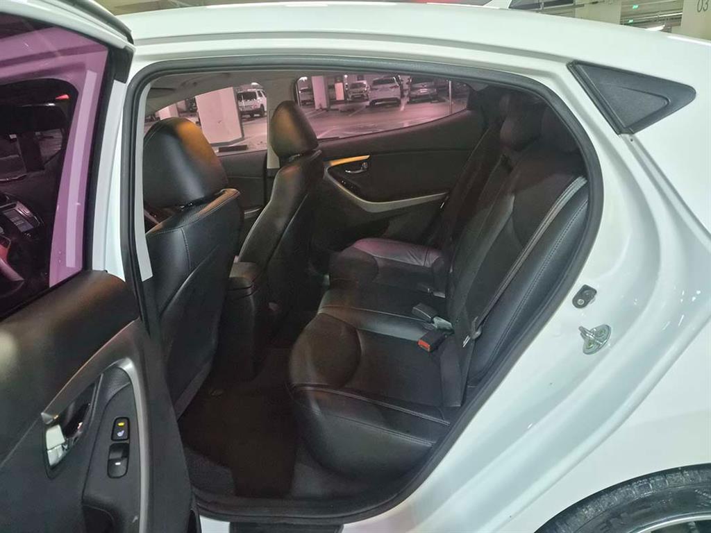 HYUNDAI Avante - Vista 7