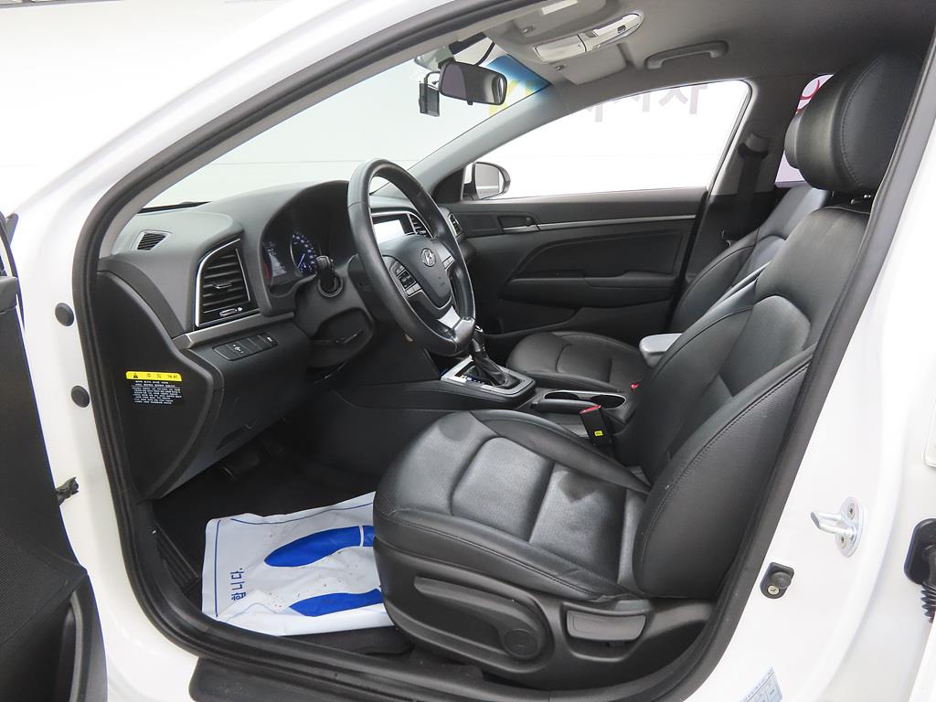 HYUNDAI Avante - Vista 5