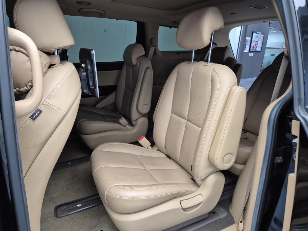 KIA Carnival - Vista 12