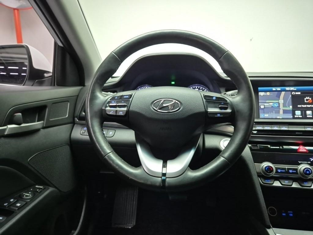 HYUNDAI Avante - Vista 9