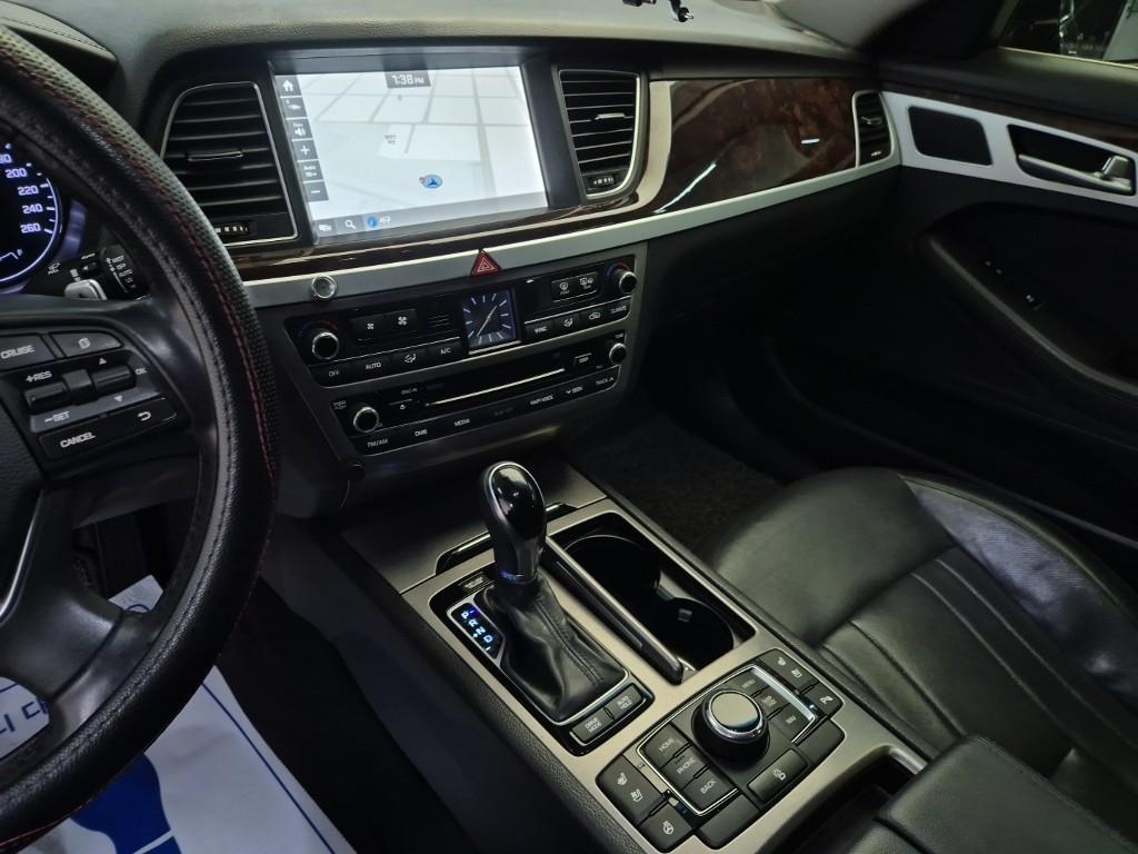 HYUNDAI Genesis - Vista 10