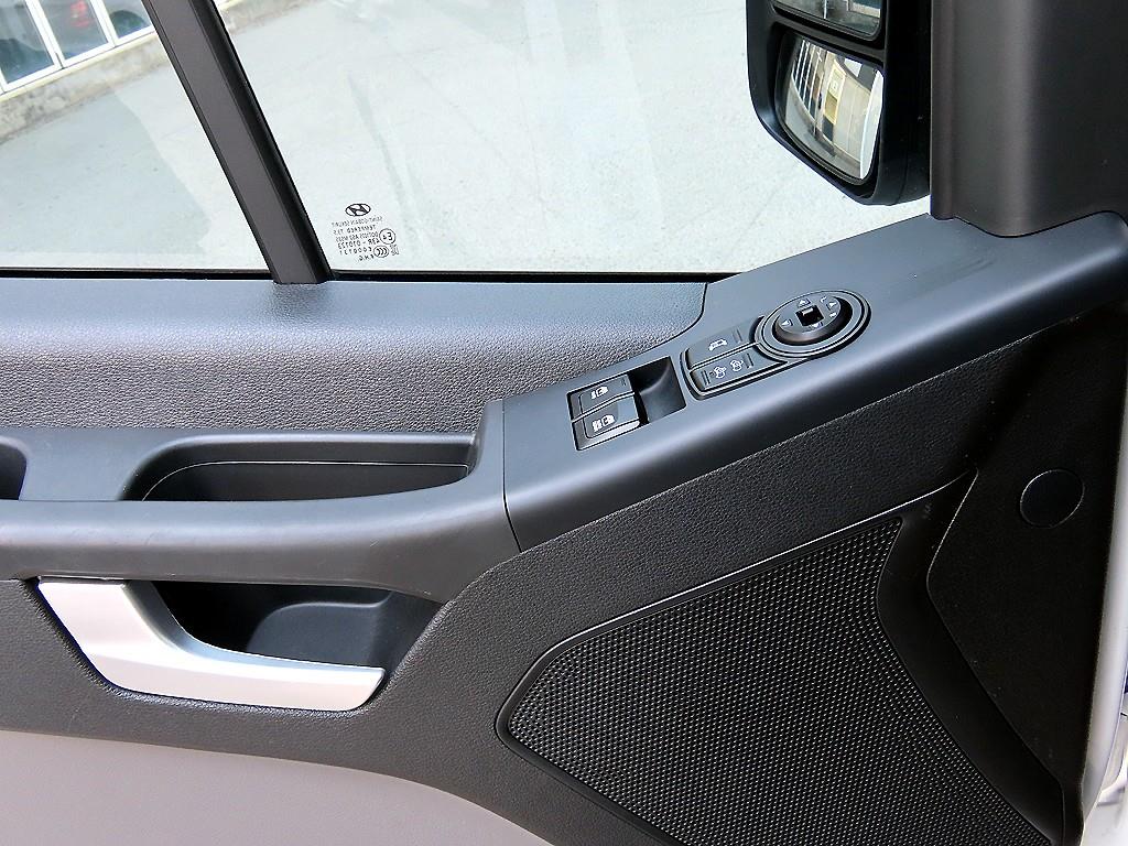 HYUNDAI Solati - Vista 12