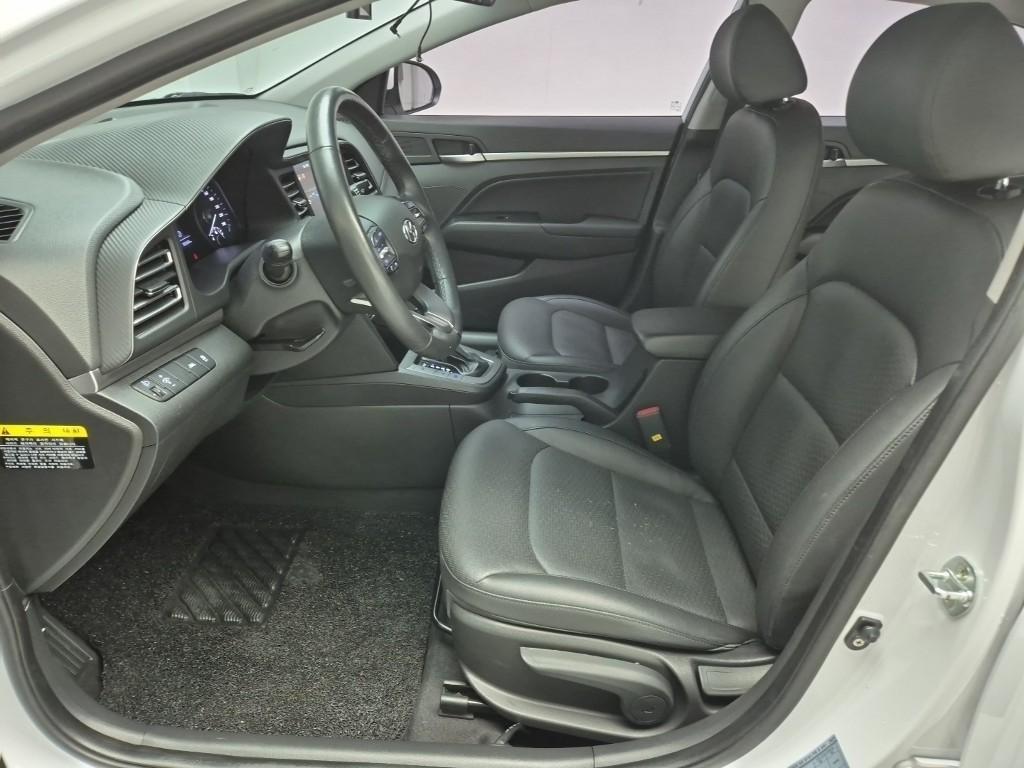 HYUNDAI Avante - Vista 11
