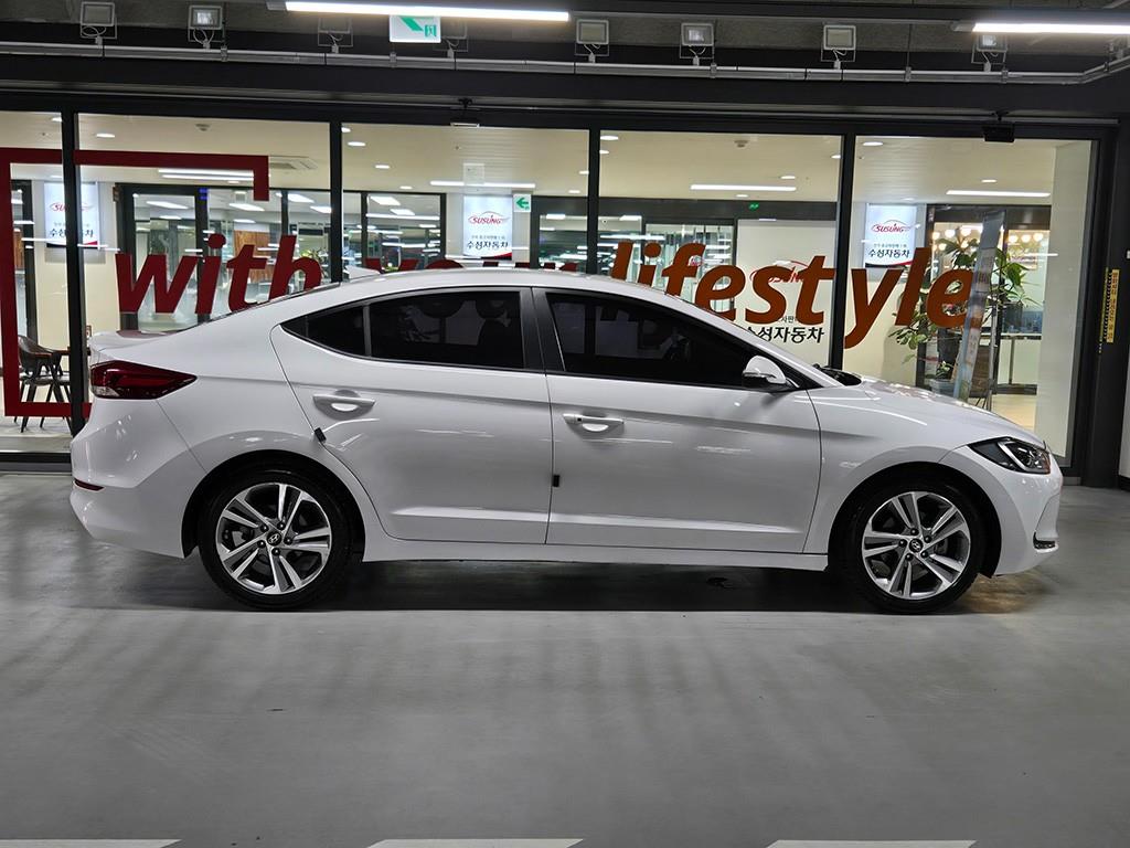 HYUNDAI Avante - Vista 3
