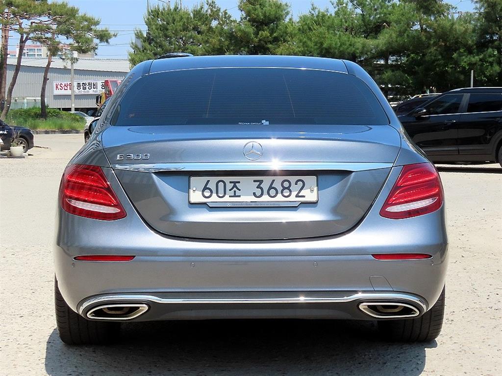 Mercedes Benz E class - Vista 4