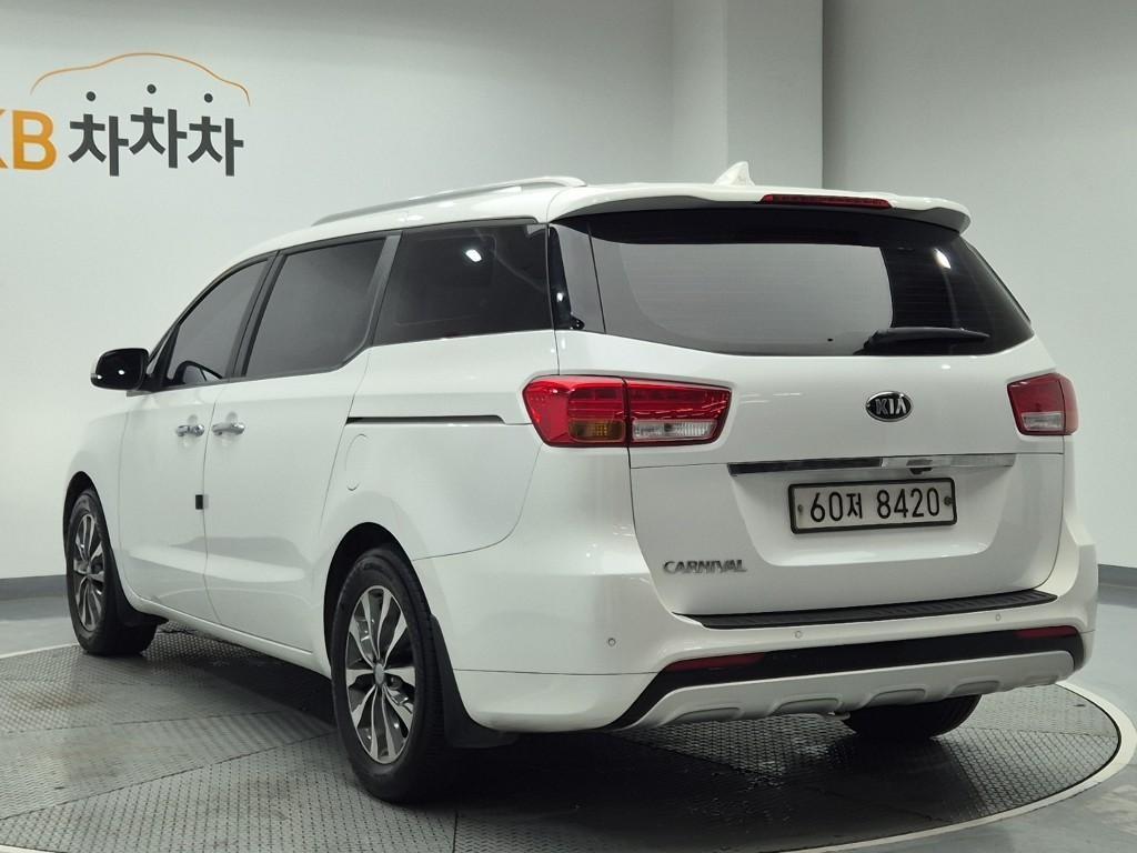 KIA Carnival - Vista 4
