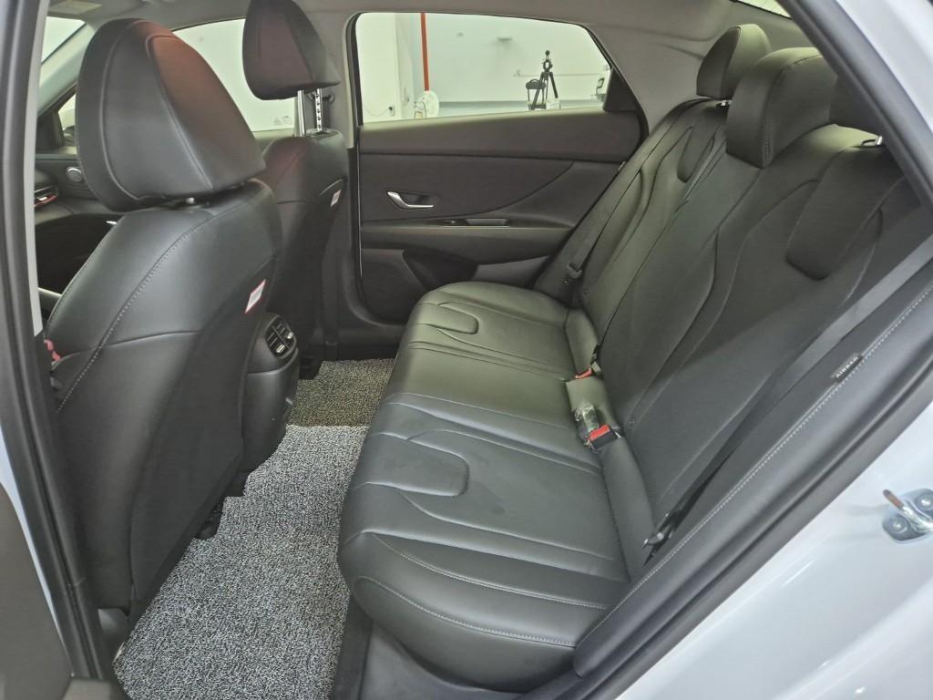 HYUNDAI Avante - Vista 12