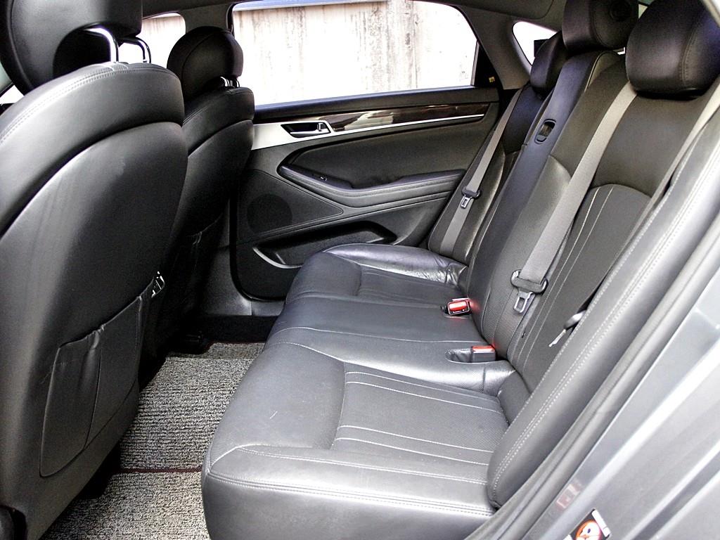HYUNDAI Genesis - Vista 7