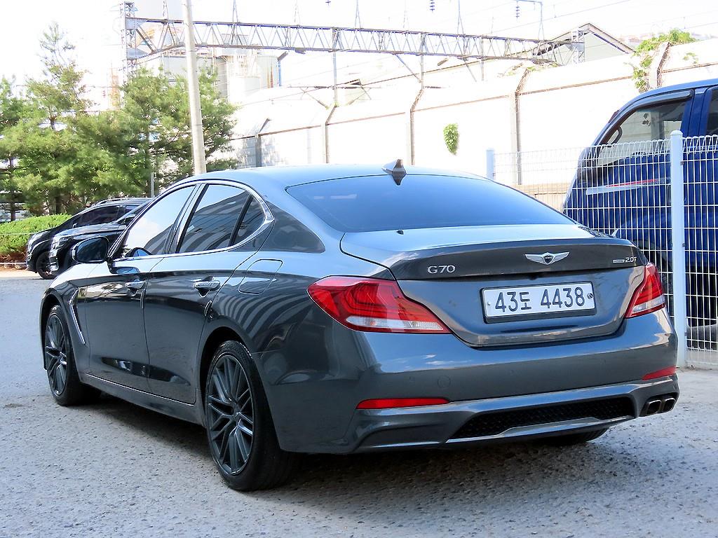 Genesis G70 - Vista 3