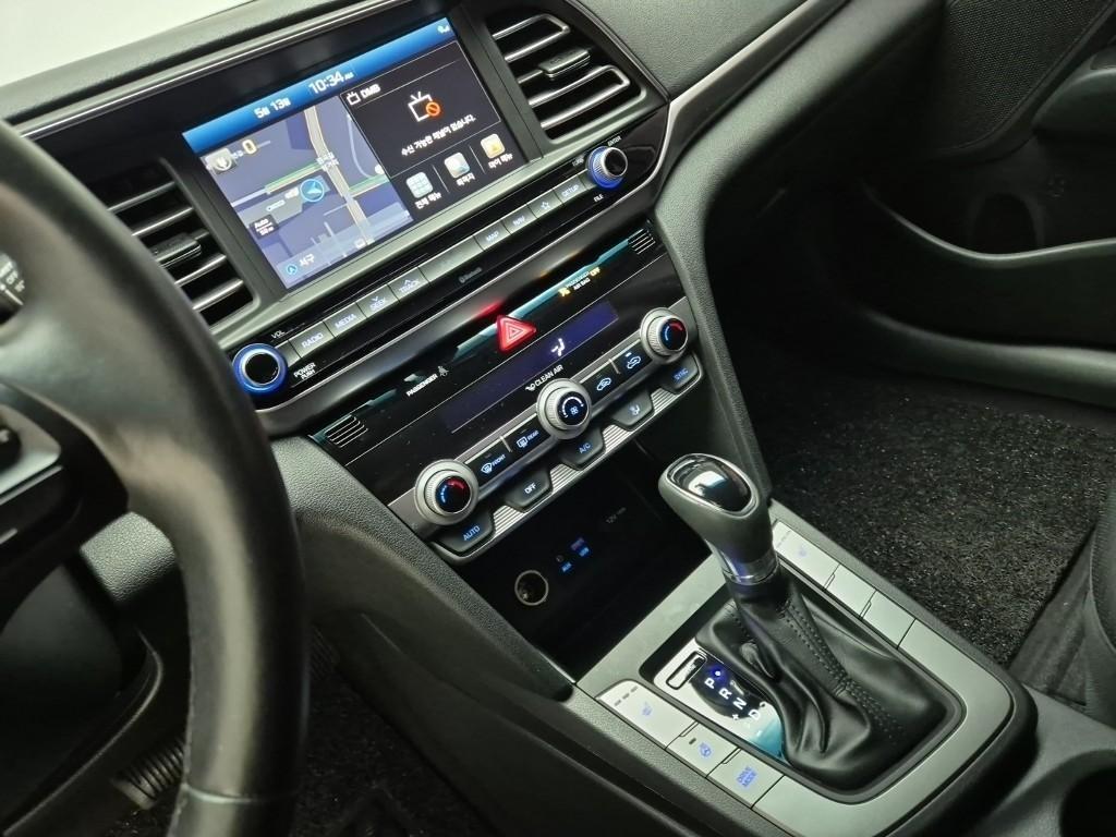 HYUNDAI Avante - Vista 10