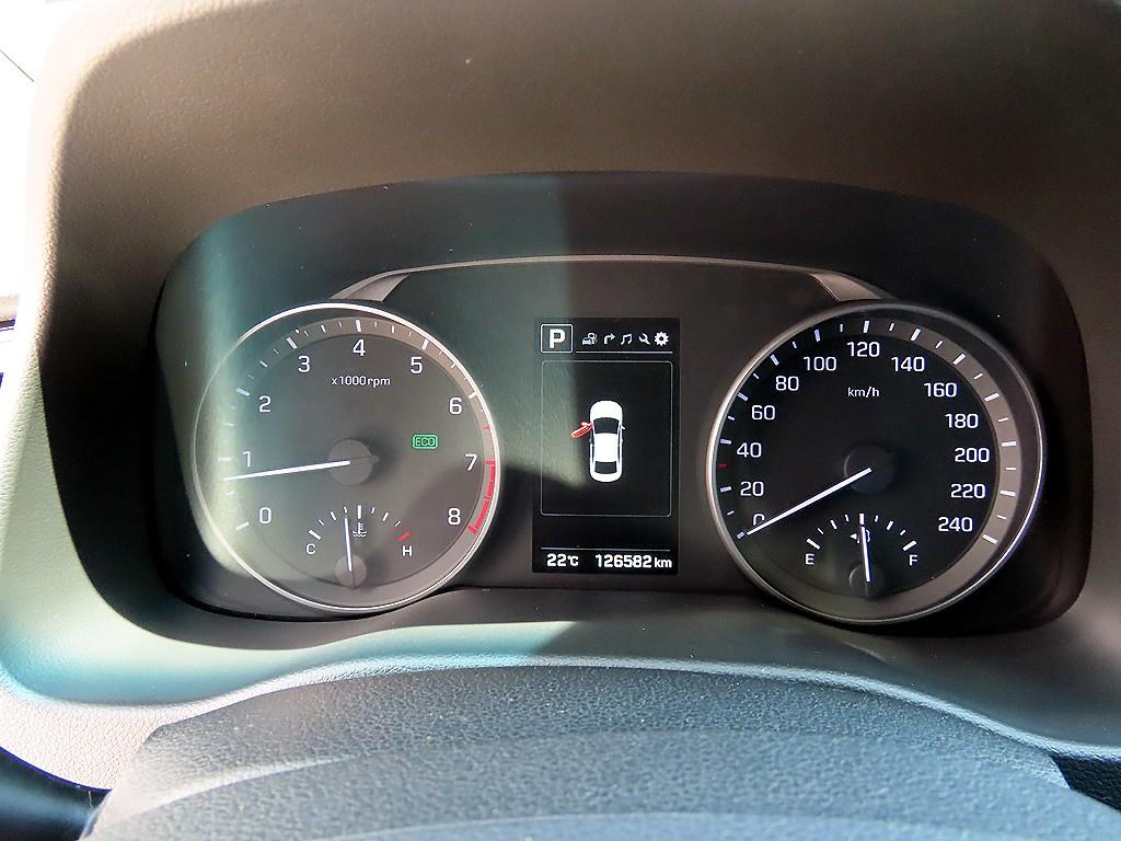 HYUNDAI Avante - Vista 9