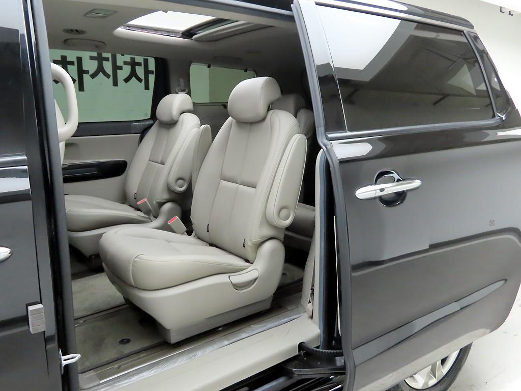 KIA Carnival - Vista 12