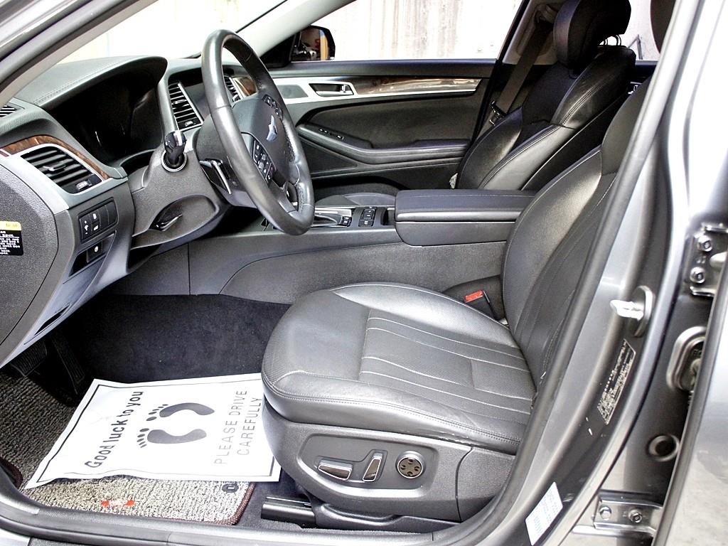 HYUNDAI Genesis - Vista 5
