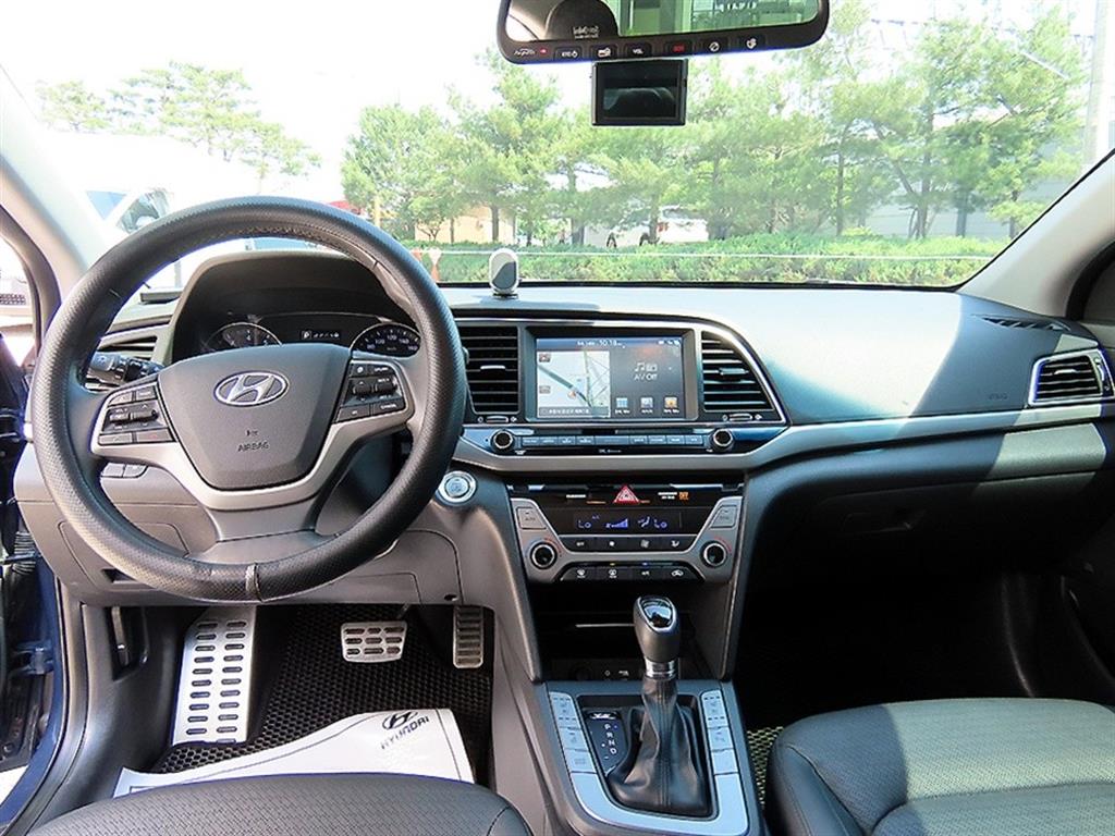 HYUNDAI Avante - Vista 7