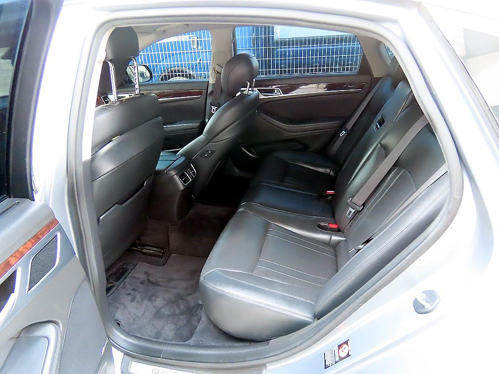 HYUNDAI Genesis - Vista 6