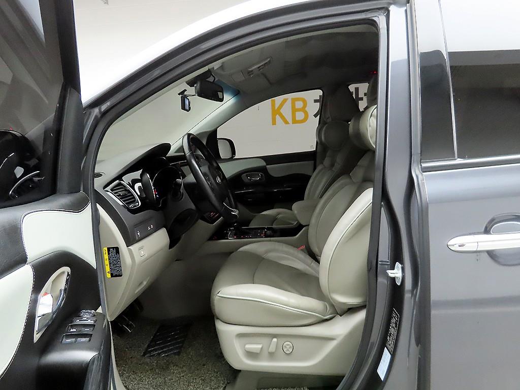 KIA Carnival - Vista 12