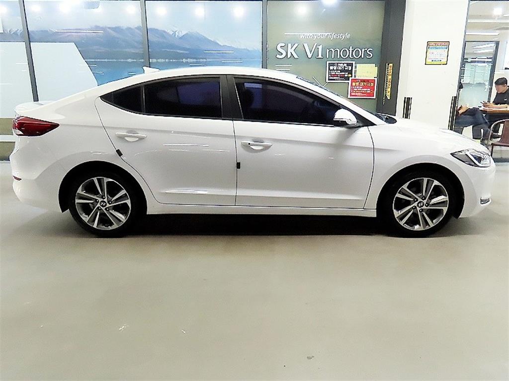 HYUNDAI Avante - Vista 3