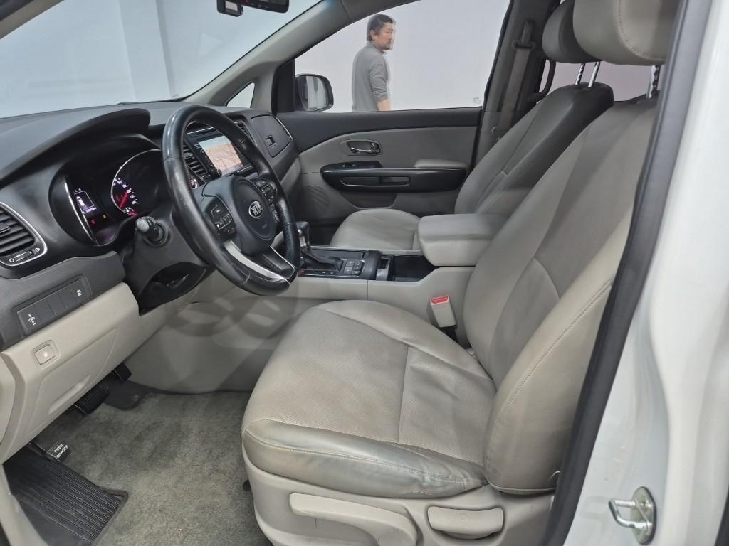 KIA Carnival - Vista 11
