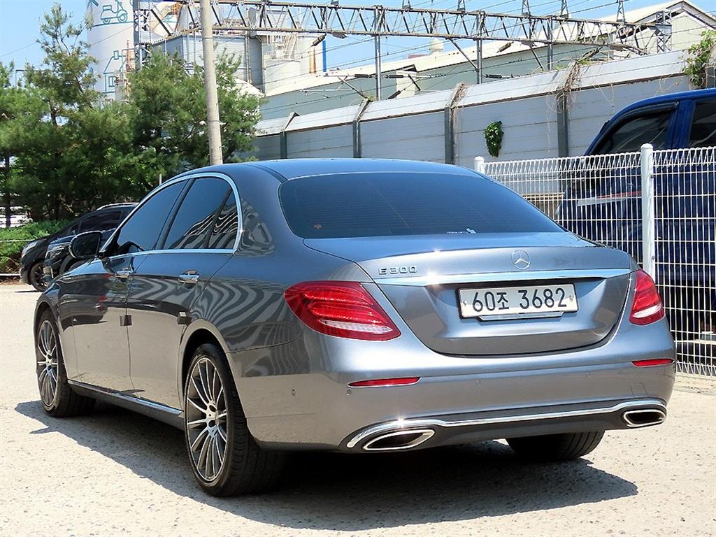 Mercedes Benz E class - Vista 3