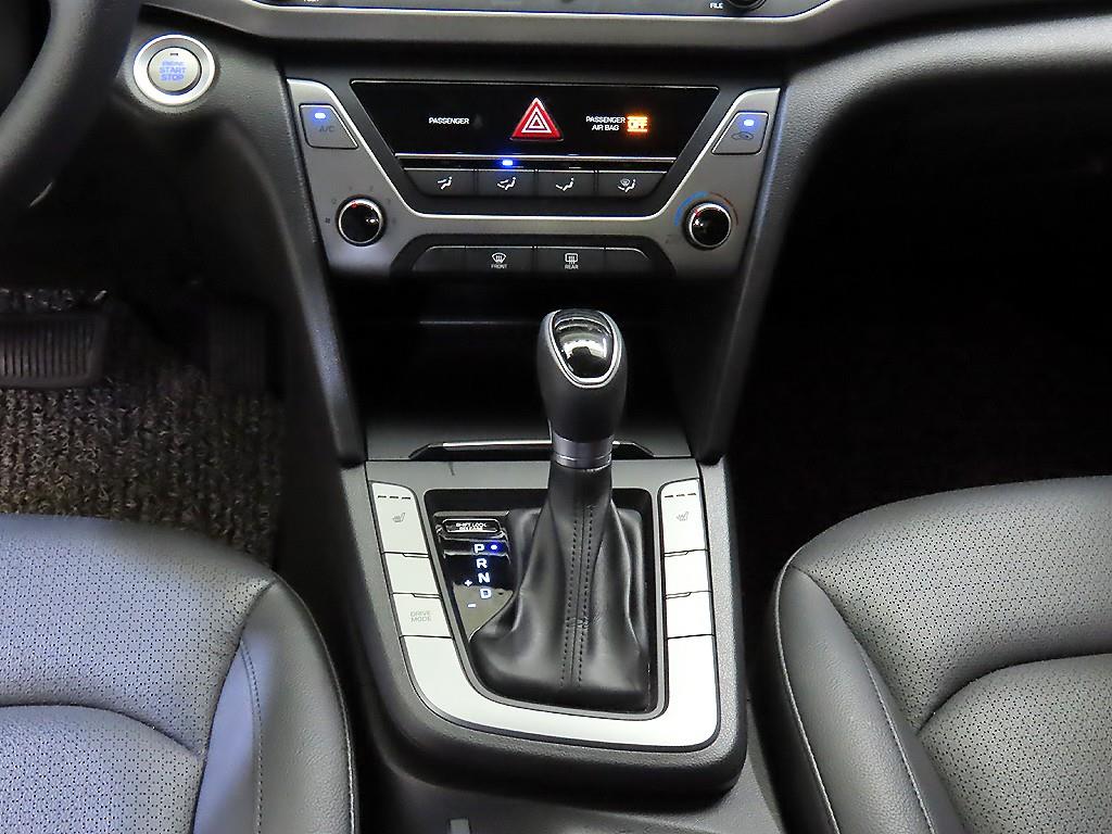 HYUNDAI Avante - Vista 12