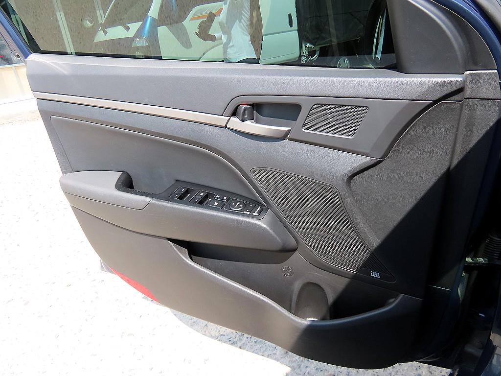 HYUNDAI Avante - Vista 12