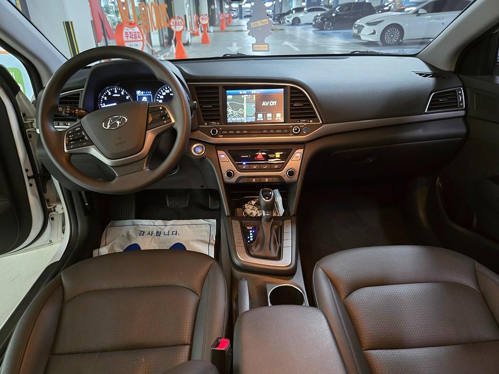 HYUNDAI Avante - Vista 10