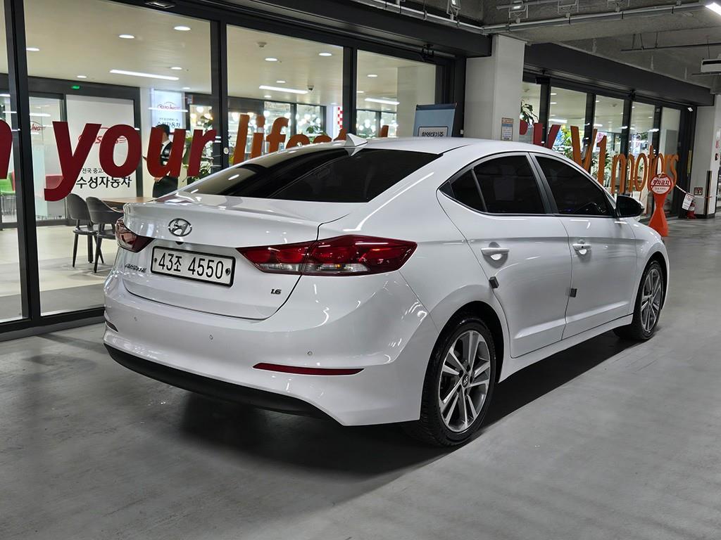 HYUNDAI Avante - Vista 4
