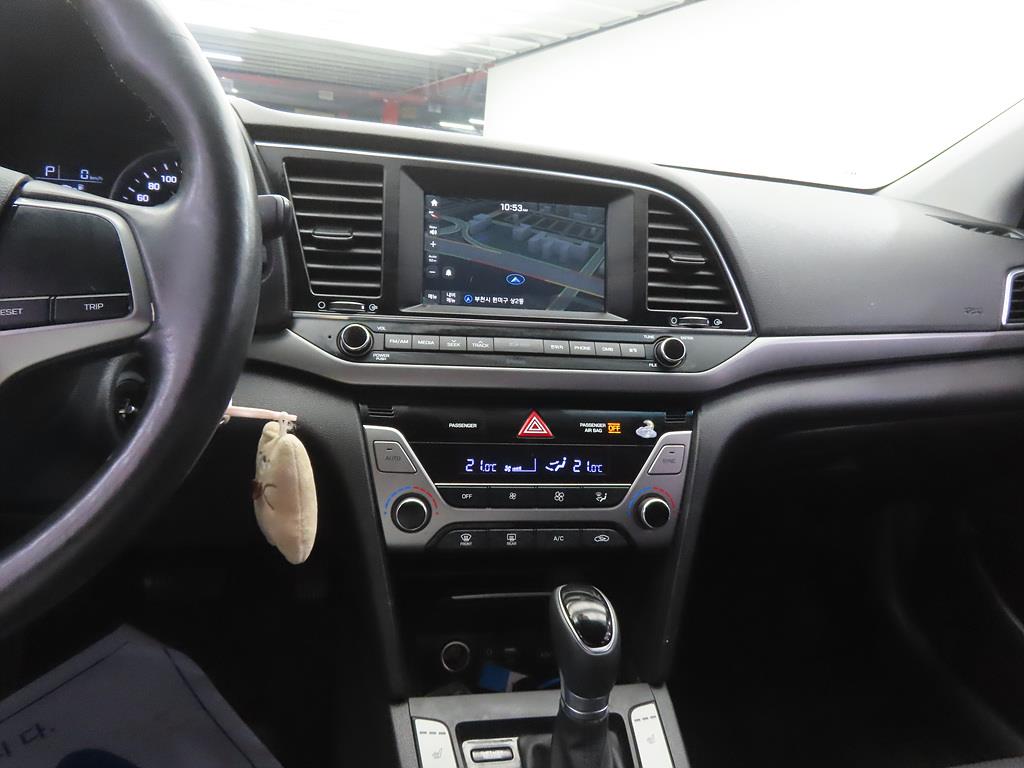 HYUNDAI Avante - Vista 10
