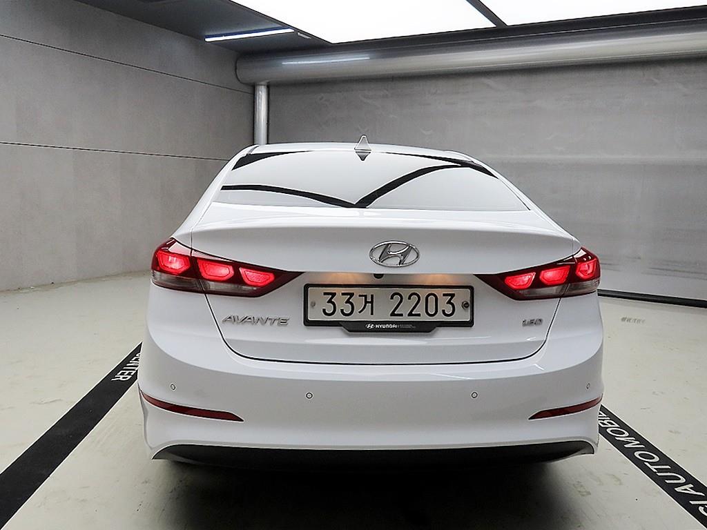 HYUNDAI Avante - Vista 3