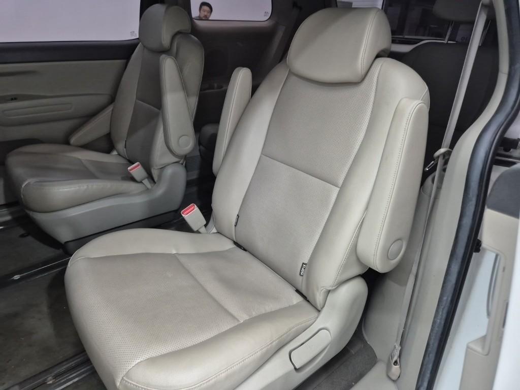 KIA Carnival - Vista 12