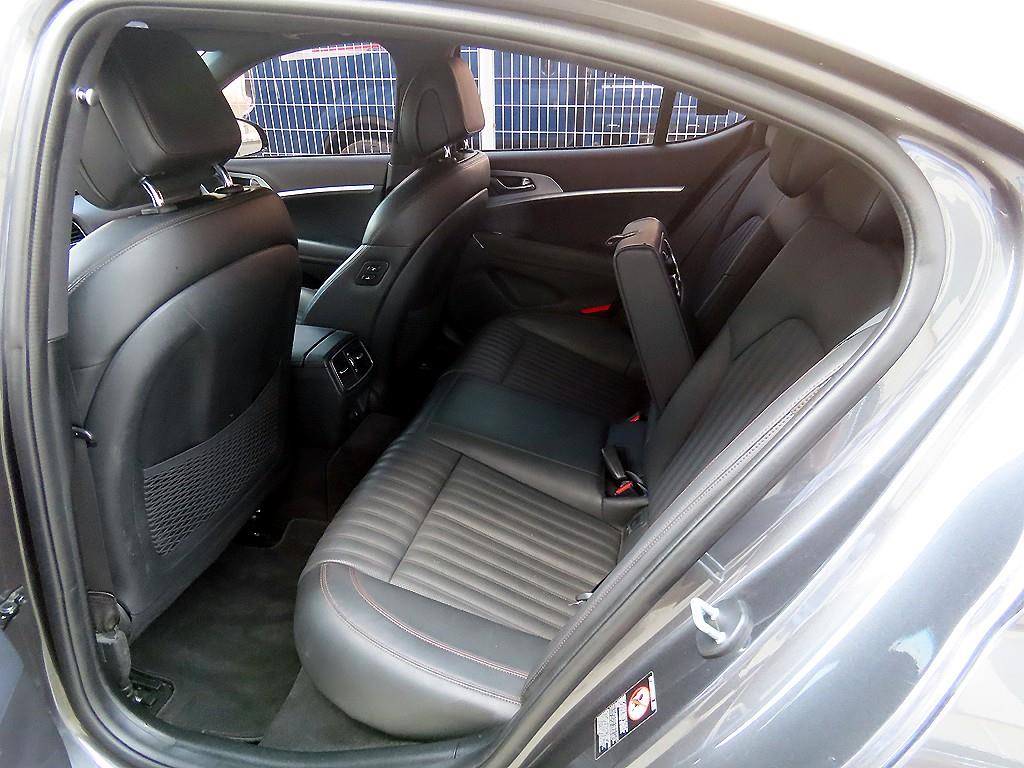 Genesis G70 - Vista 6