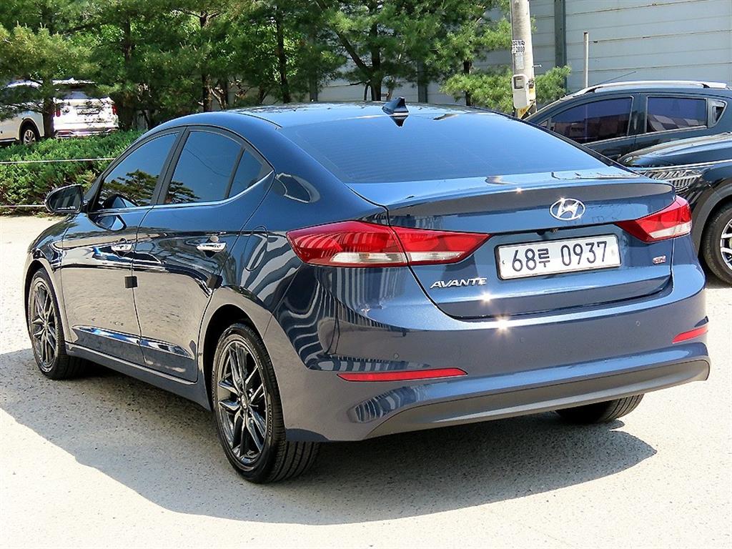 HYUNDAI Avante - Vista 3