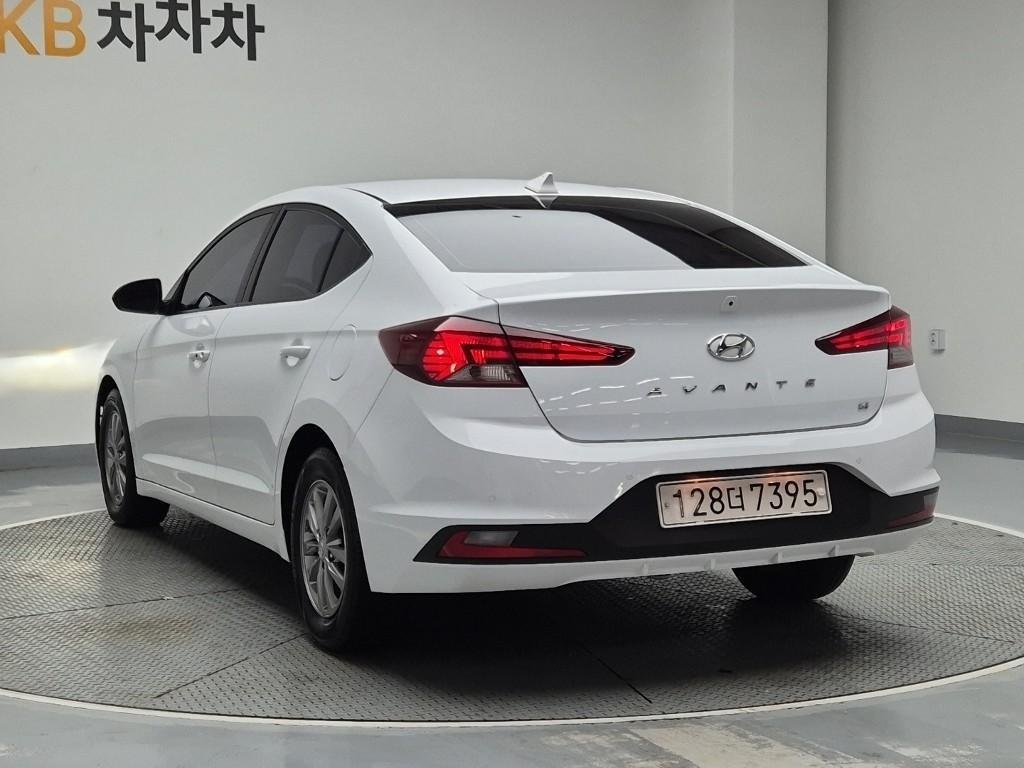 HYUNDAI Avante - Vista 2