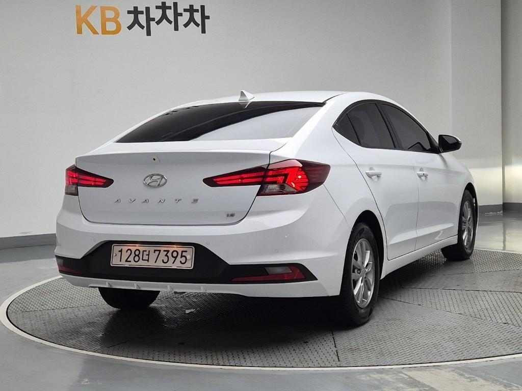 HYUNDAI Avante - Vista 3